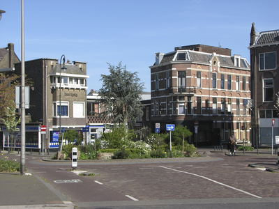 905268 Gezicht op de kleine rotonde in de Weerdsingel O.Z. bij de Noorderbrug te Utrecht. Met links op de achtergrond ...